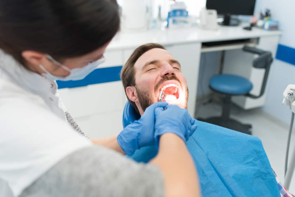  Sapņu zobārsts izrauj zobus ārā